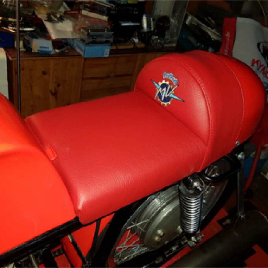 MV Agusta Bestickung einer Ledersitzbank